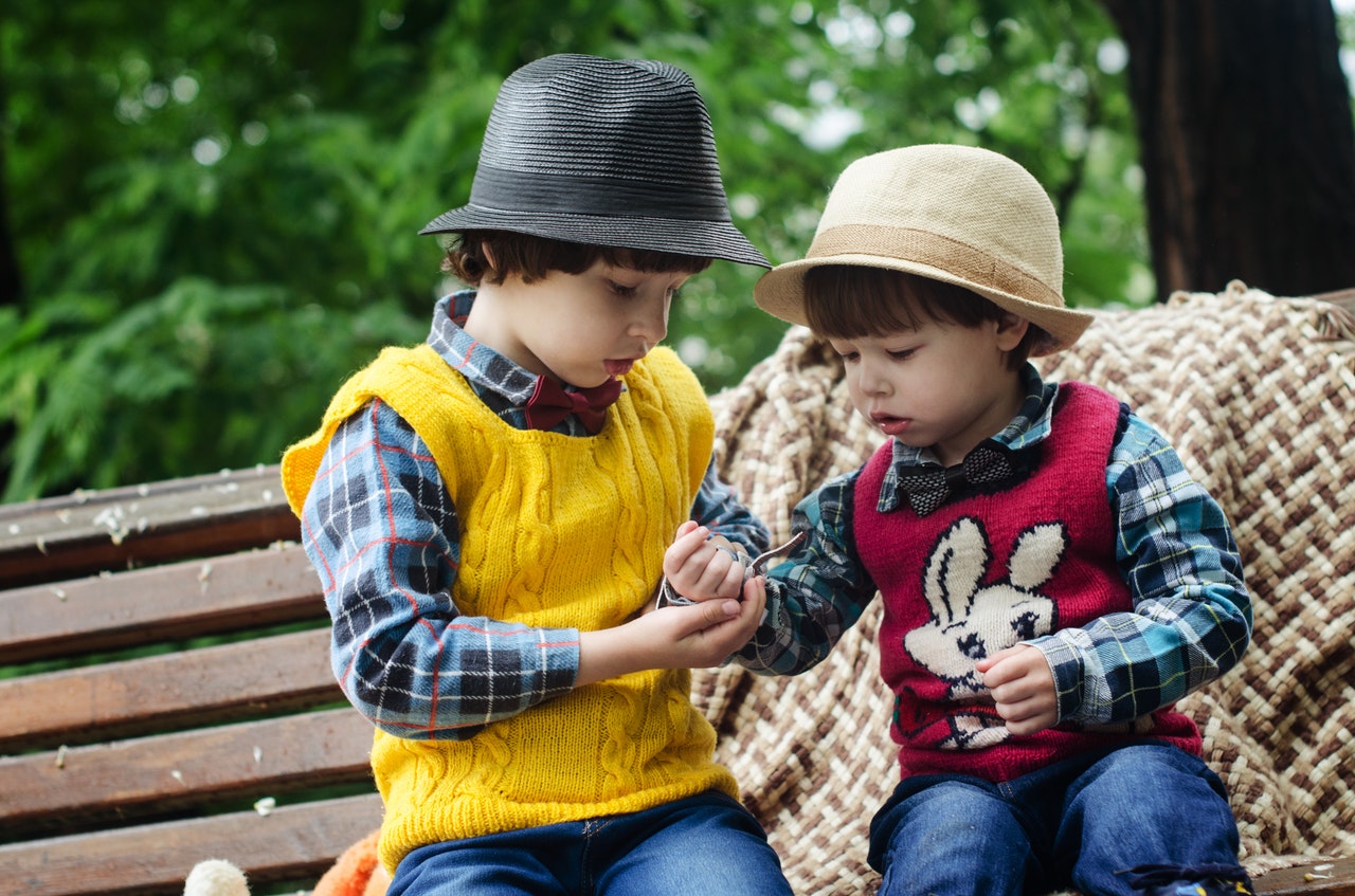 https://family-online.co.il/wp-content/uploads/2019/11/two-boys-sitting-on-bench-wearing-hats-and-long-sleeved-1619706.jpg